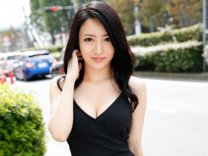 【友達に見られながら】ガールズバーで働いている美しい大人のお姉さん友達に見られながらチンポでイカサレまくる！ｗ