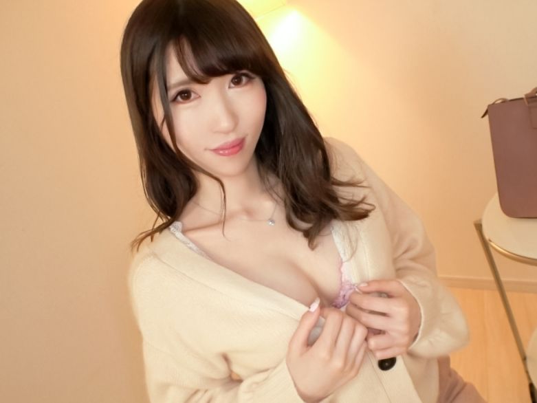 【美女素人】こんなかわいいお姉さんがチンポを夢中で舐めてる！それだけでなくいろんな体位でチンポ挿入しちゃいましたｗ