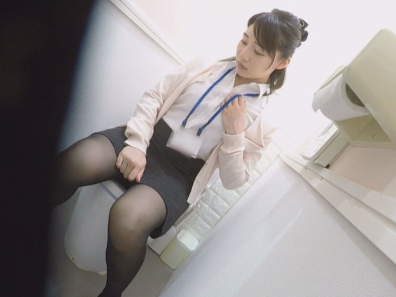 【OL】パンストをはいたキレイなOLのお姉さんがトイレでオナニー！性欲抑えきれず自分の指で感じる！