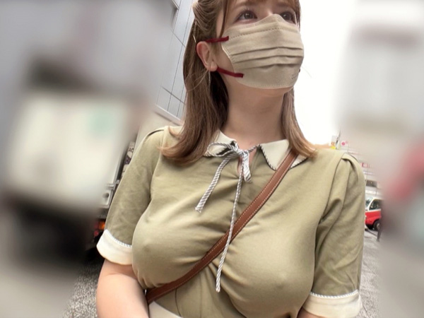 〈ノーブラ散歩〉乳首立たせて歩く淫乱美女！綺麗な顔に似合わずやることエグいwエッチにも積極的でデカパイズリが神♡