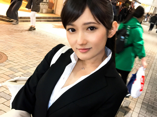 【素人】女性社員はスーツでおマンコが日常的に濡れてるのを隠していた！本当は今すぐにでも脱ぎ去ってセックスしたい美女！