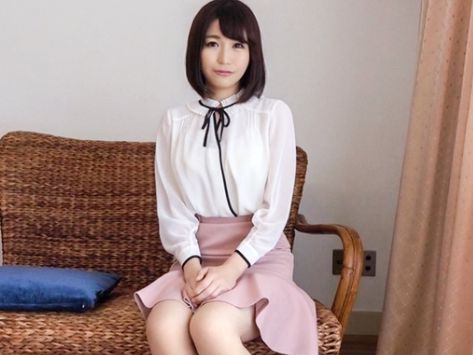 【美乳スク水女子】おっとり女がおしっこ＆フェラ！パイパンマンコに挿入されヨガりだす！騎乗位や立位で快楽に身を任せる！