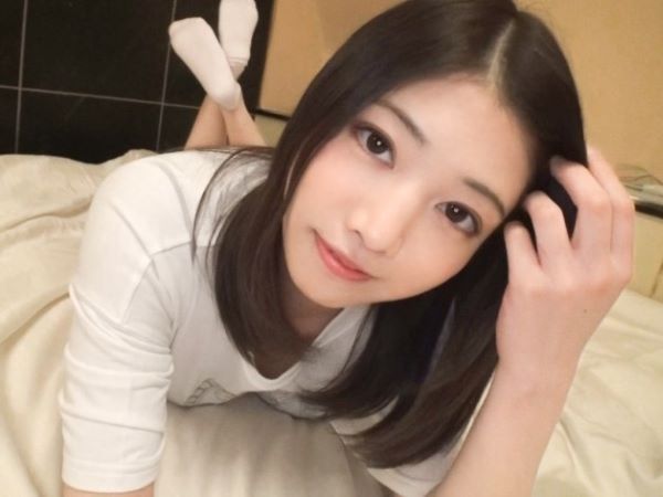 【初撮り素人】天然美少女、清楚な見た目と裏腹に…男優の濃厚プレイに喘ぎ声が止まらない！敏感ボディが激しく乱れる瞬間を激撮！♡