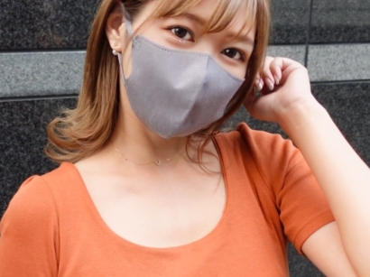 【美乳素人】配信などで名が知れてるという女の子！マスクのままという条件で絶対に配信されないようなエッチな姿見せちゃう！