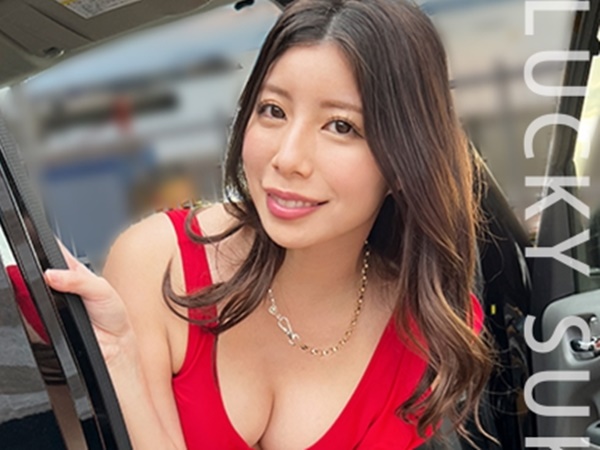 【野外で我慢できない！】『ダメ…漏れちゃう…』駐車場で放尿しちゃう淫乱お姉さん、敏感なマンコを刺激され、ガニ股で大洪水！野外で潮吹きしまくるエロすぎる姿は必見！