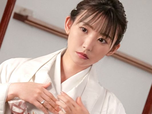 【田舎の夏、汗だくの禁断プレイ】『誰も来ないよね…？』幼馴染のスレンダー美少女と二人きりの秘密の時間！蒸し暑い田舎の家で、汗と愛液が混ざり合う生挿入プレス連発！ウブなカラダが卑猥な汁で溢れちゃう♡