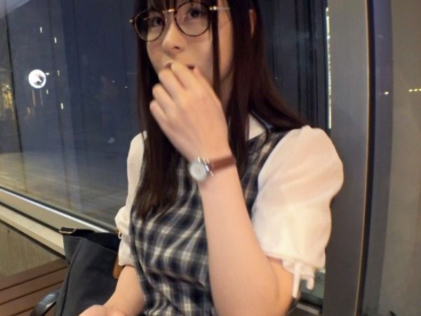 【メガネ女子の隠れた本性】『えっ、そんなのダメですよ…』幸薄系美女がナンパされ、ホテルで大胆に変身！ チンポを見せつけられ、恥じらいながらも手を伸ばし、隠れた欲望を解放！ 眼鏡の奥の淫らな瞳に注目！！