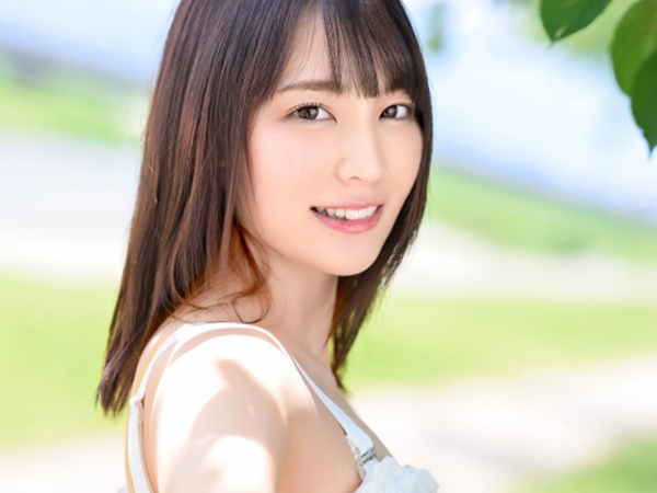 【カップルの過激プレイ】『彼氏じゃ物足りないの…』超可愛い彼女が彼氏と一緒にぶっかけプレイに挑戦！美乳を責められ、手コキ＆フェラでフル勃起させた後、ラブラブ騎乗位でイチャラブSEX♡