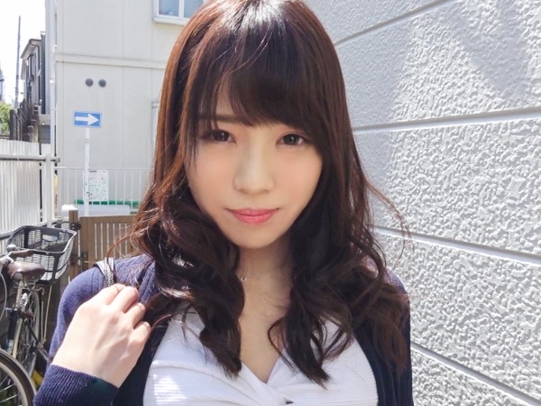 【清楚系お姉さんの初ハメ撮り】『声出しちゃダメ…』必死に喘ぎ声を我慢するお姉さんが、男優の激しいピストンに甘い声を漏らしちゃう！ウブな反応がたまらない初挑戦♡