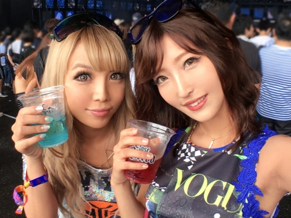 【ギャルお姉さんたちと乱交パーティー】『ヤバい、気持ち良すぎ！』ノリノリのイケイケギャルたちをナンパしてお持ち帰り！締まりのいいエロマンコにチンポをぶち込み、夜通しハメまくる激アツ乱交セックス！！