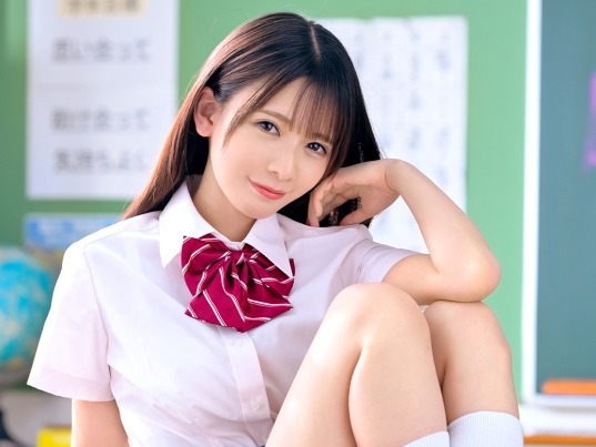 【教室で制服美少女と禁断のセックス】『ダメ…でも気持ちいい…』スレンダーな身体を騎乗位で激しく突き上げられ、昇天する表情がエロかわいい！学校の教室で制服姿の美少女と秘密のセックス♥