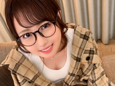 【メガネ女子の淫乱モード】『奥まで突いて…』知的な見た目と裏腹に、ベッドではドスケベな彼女！キレイなボディを激しく揺らし、おマンコをガンガン突きまくって、たっぷりザーメン注入しちゃう！♡