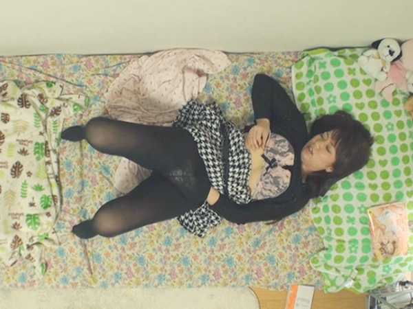 【素人】街で見かけた女性の一人暮らし宅を突き止め潜入盗撮！オナニー映像が隠撮出来たので公開します！