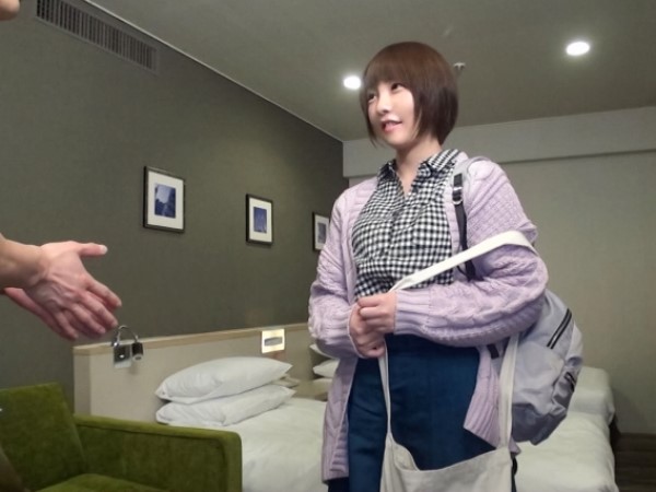 【街角ナンパ】細身で可愛い介護士さんをゲット！スレンダー美ボディにパイパンま○こ…敏感なカラダを愛撫され、エロモード全開でチ○ポを咥え、発情ま○こに連続挿入でイキまくり！