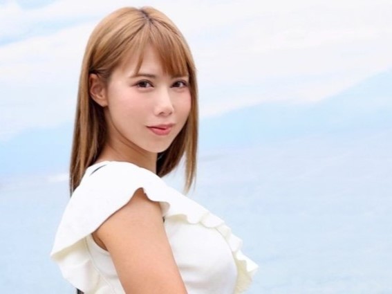 【人妻】日焼け跡が最高にエロいスレンダー巨乳なギャル♡フェラチオ＆騎乗位で他人棒をご奉仕させて精液ドピュッ♡