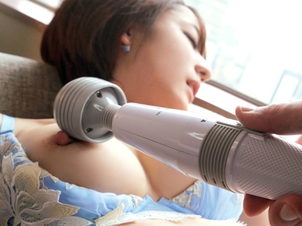 【素人お姉さん】ジュエリーショップ店員の美巨乳お姉さんが電マ責めで敏感乳首をビンビンに！立ちバックで激しく突かれ、おっぱい揺らして感じまくり♡仕事中の真面目な顔から一転、エロすぎる喘ぎ声がたまらない！