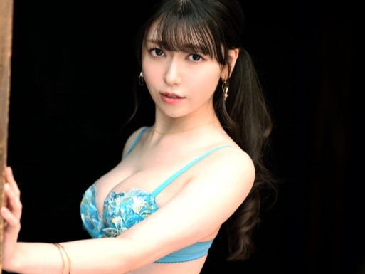 【美巨乳お姉さんの淫乱プレイ】キレイなお姉さんが激しく腟内をかき回され、びしゃびしゃにメス汁をまき散らす!パイパンマンコをチンコで激突され、感じまくりで乱れまくる!!