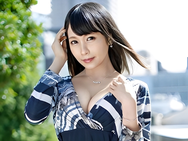 【低身長Hカップ美女と不倫】『ダメ…でも気持ちいい…』小柄なボディに巨乳が眩しい素人奥様♡床で大胆に足を開き、奥までズッポリ挿入されちゃう！禁断の快楽に溺れる秘密のセックス♡