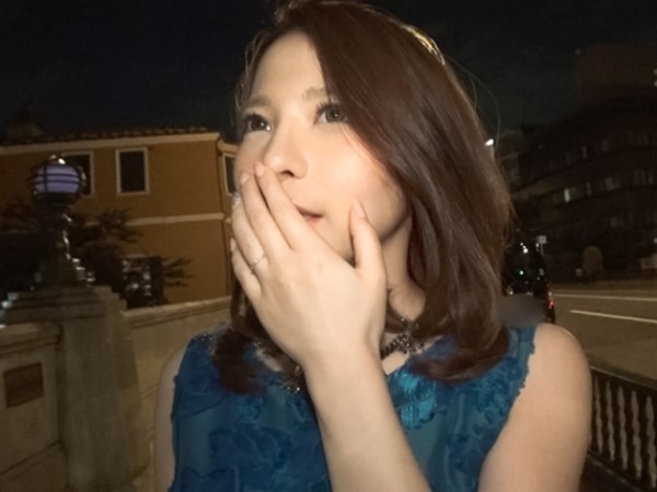 【セレブ妻の危険な誘惑】『ダメ…でも気持ちいい…』欲求不満な美巨乳妻がニセ番組取材で騙され、自宅で他人棒に翻弄！美乳を揺らして快感に溺れる！！