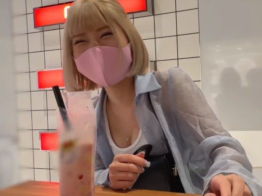 【金髪コンカフェ嬢の裏バイト】「気持ちいい…もっと奥まで♡」キラキラ店員が本性丸出し！ソファで正常位ピストンに喘ぎ声が止まらない！フェラから本番まで濃厚プレイ連発！