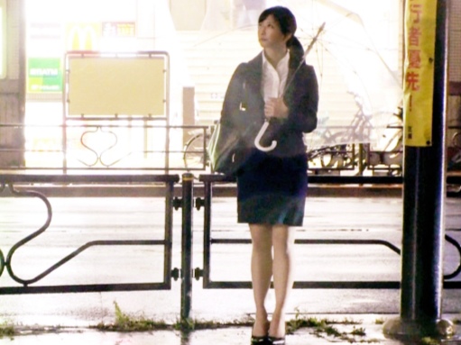 【オフィスで秘密のプレイ】『ダメ、ここじゃ…』真面目なOLが仕事中に突然の潮吹き！デスクの下でヌルヌルマンコをイジられ、我慢できずに感じまくるエロい姿がヤバい！♡