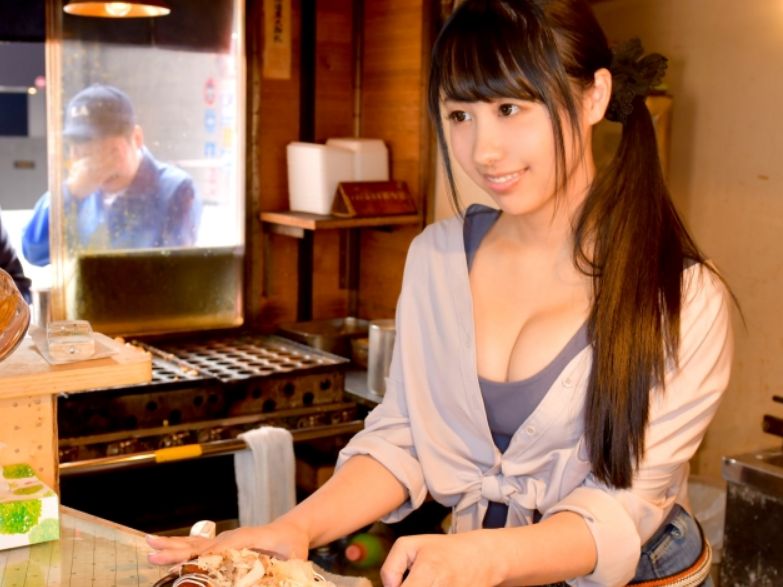 【たこ焼き屋看板娘の恥じらいSEX】『お店でなんて…』素人看板娘が閉店後に初々しいエッチ♥恥ずかしがり屋さんがチンポでイカされまくり！たこ焼き屋で繰り広げられる甘酸っぱいエロ物語♡