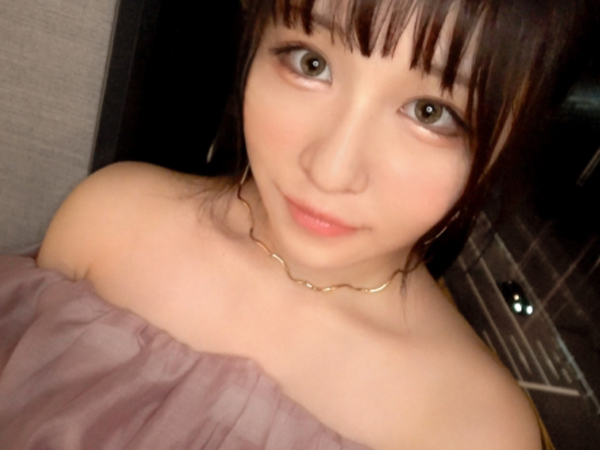 【上京娘の初ハメ撮り】『東京でこんなこと…』童顔色白お姉さんがカメラの前で大胆に！乳首コリコリされながらバックでチンポ挿入、ウブな反応がたまらない♥︎